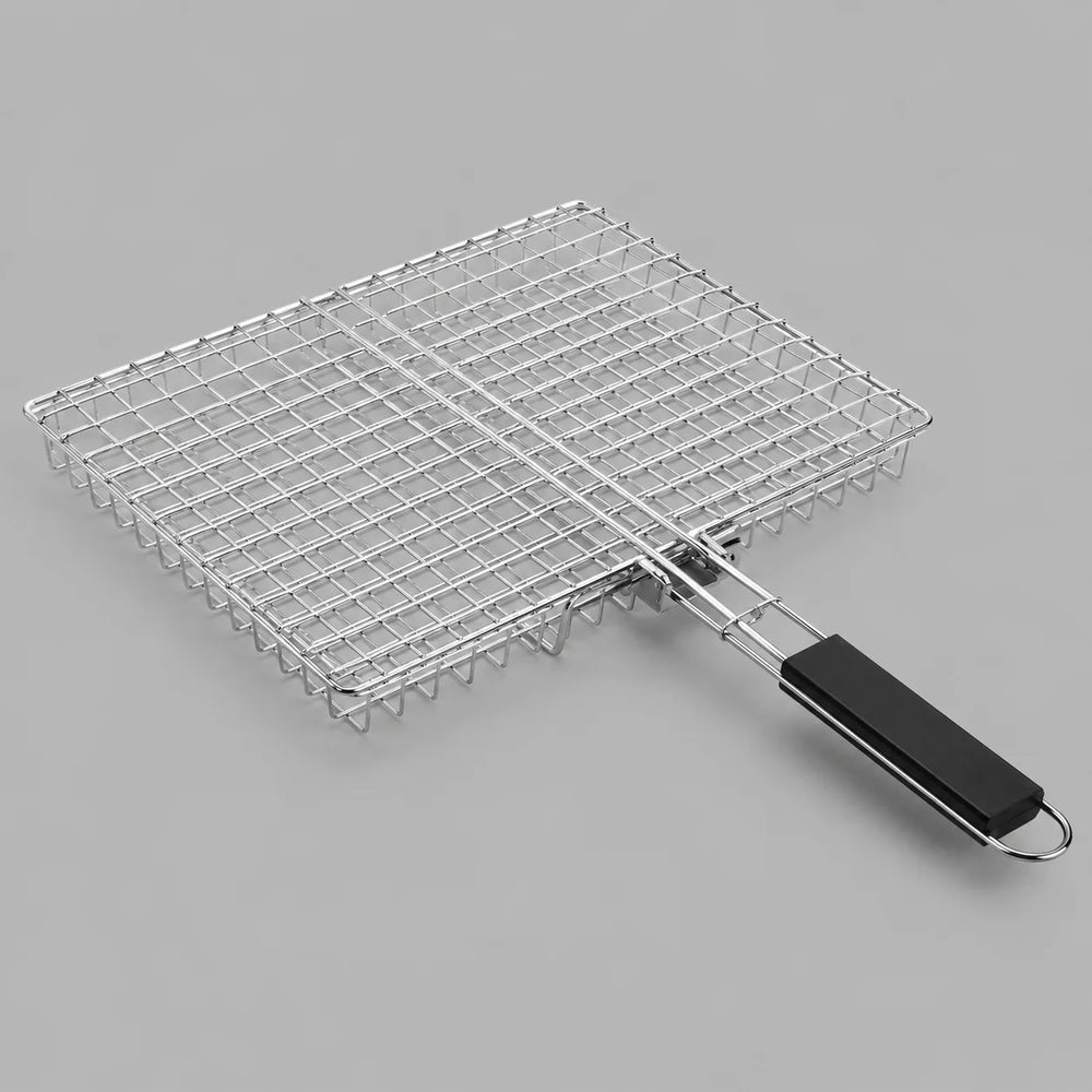 Metalen grillmand met handvat op grijze achtergrond
